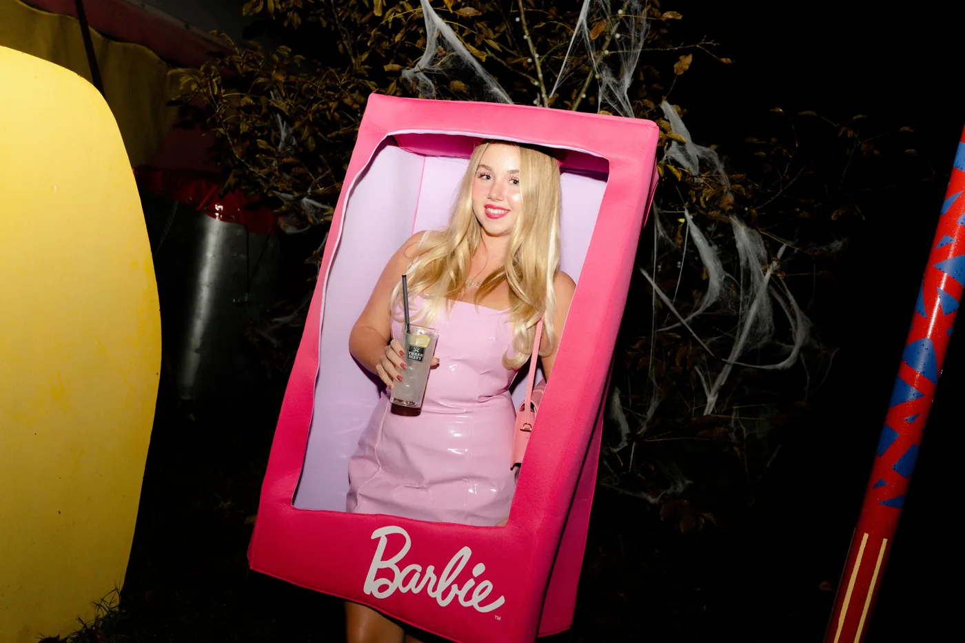 Gast im Barbie-Box-Kostüm vor der Außendekoration