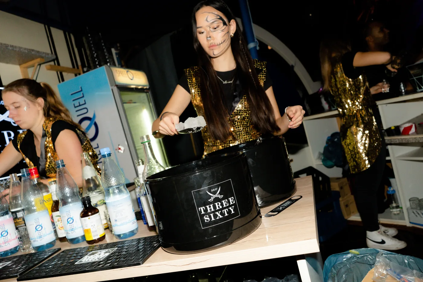 Three Sixty Bar Setup mit Bartenderin in Halloween-Make-up