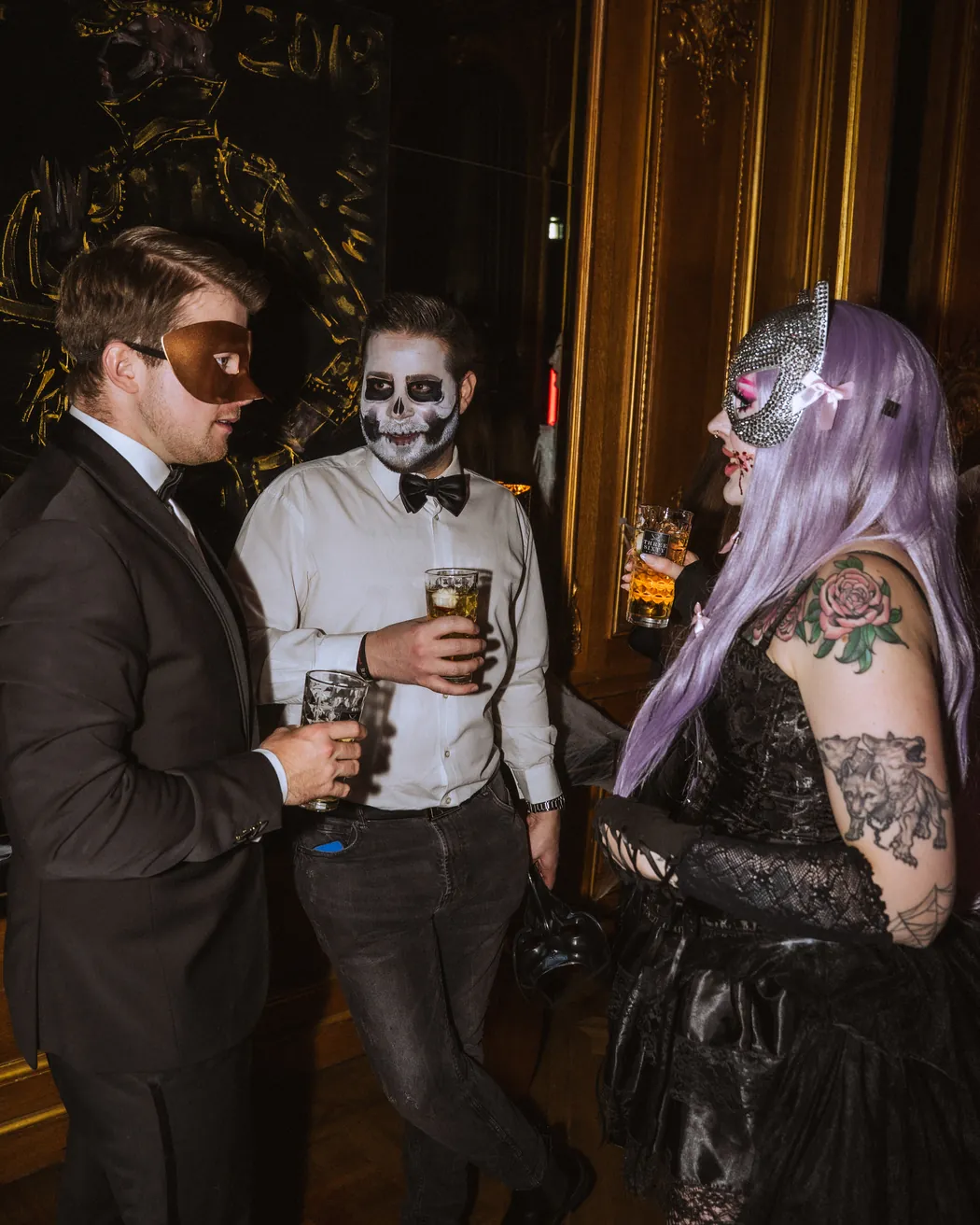 Gäste im Gespräch mit Masken