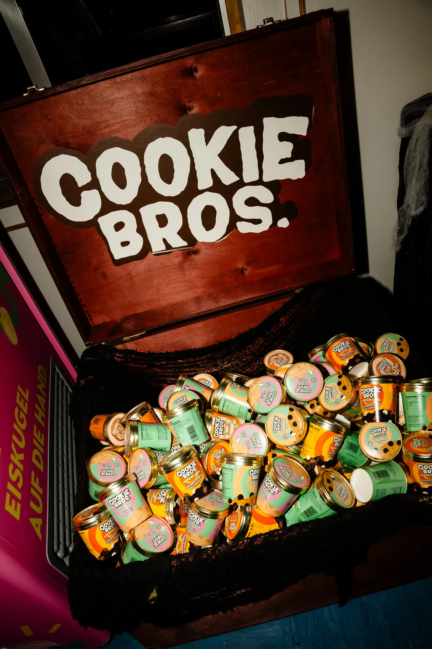 Cookie Bros Eistruhe voller Becher