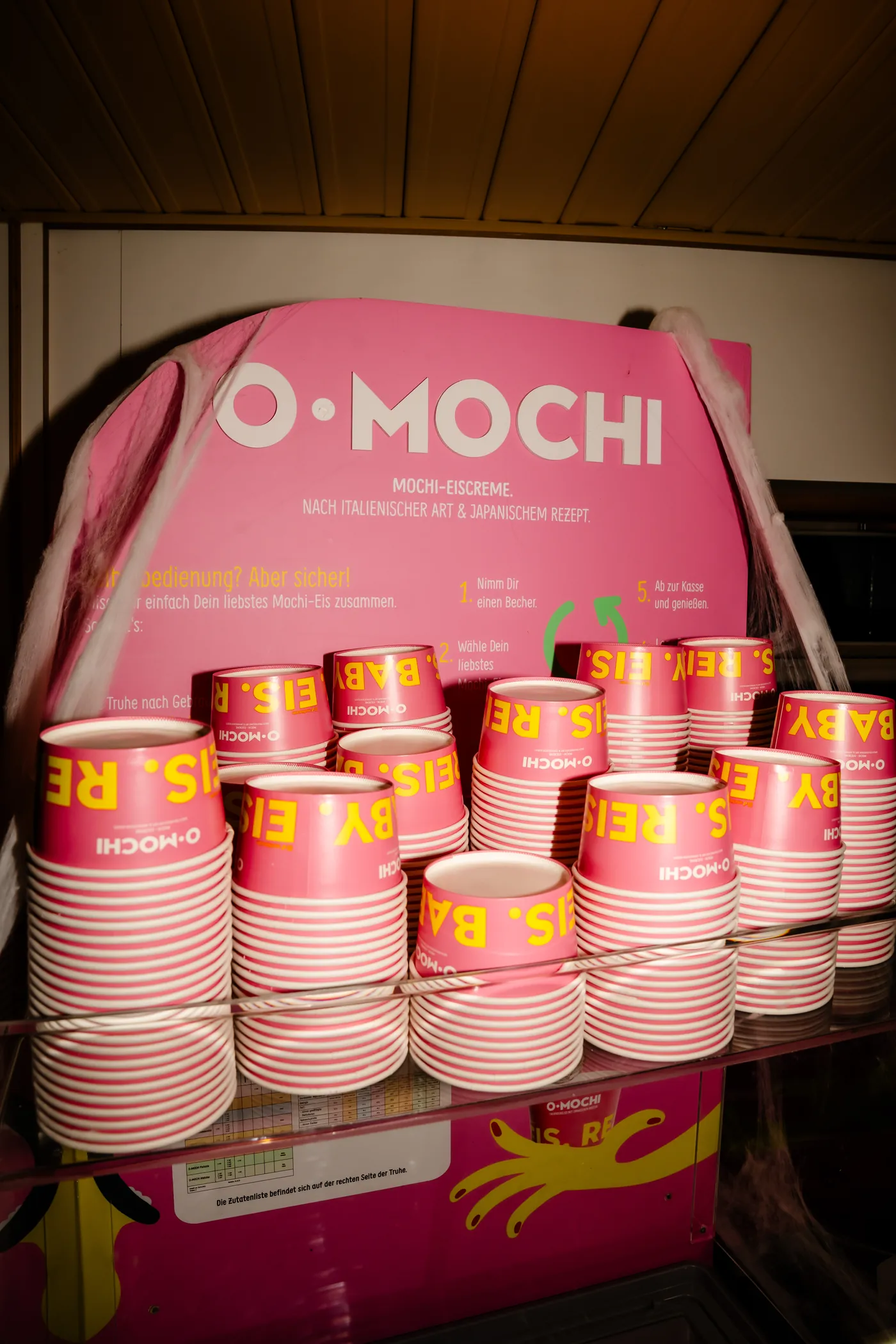 O·Mochi Eisstand mit Bechern