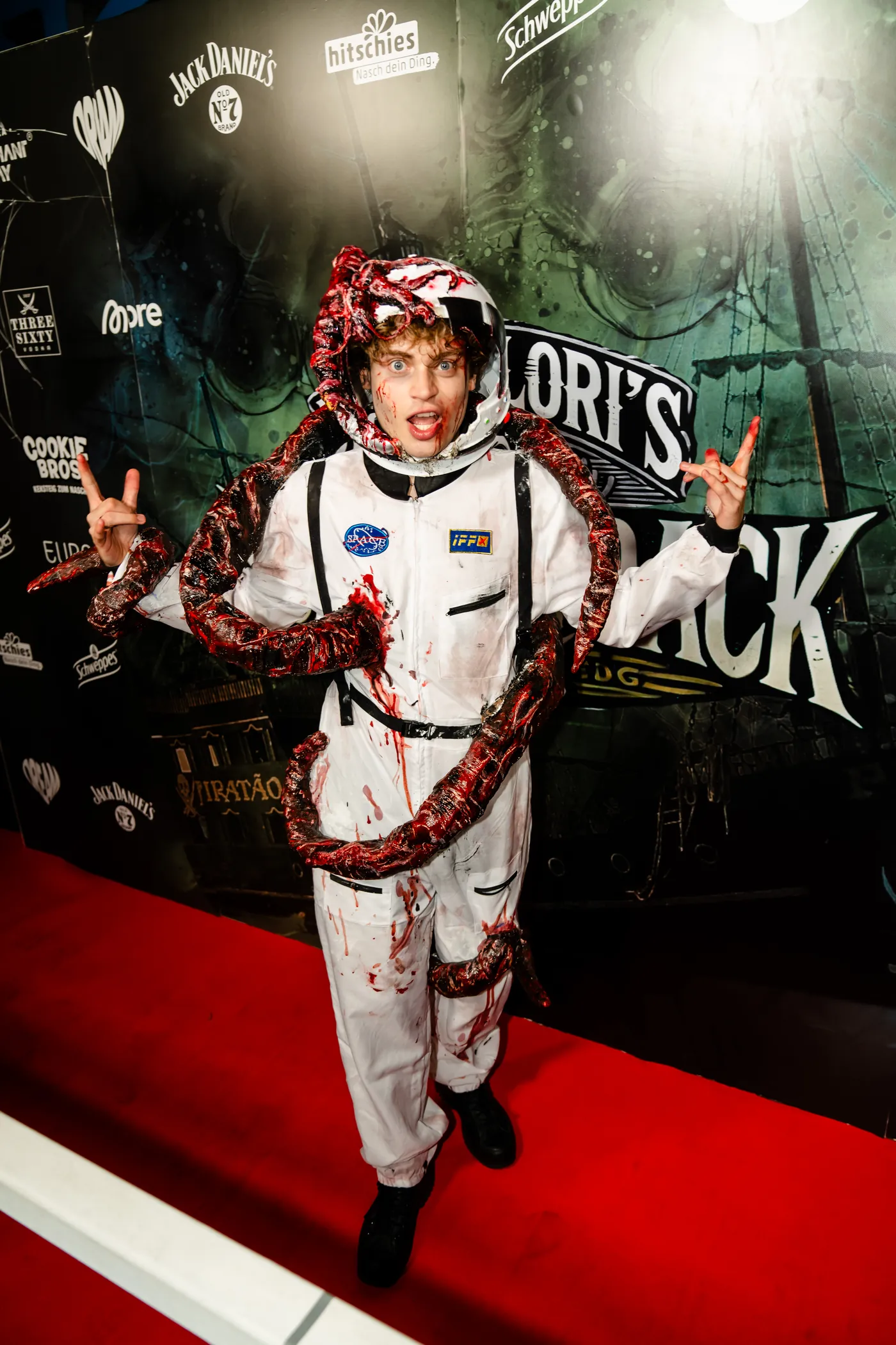 Gast im blutigen Astronauten-Kostüm auf dem Red Carpet