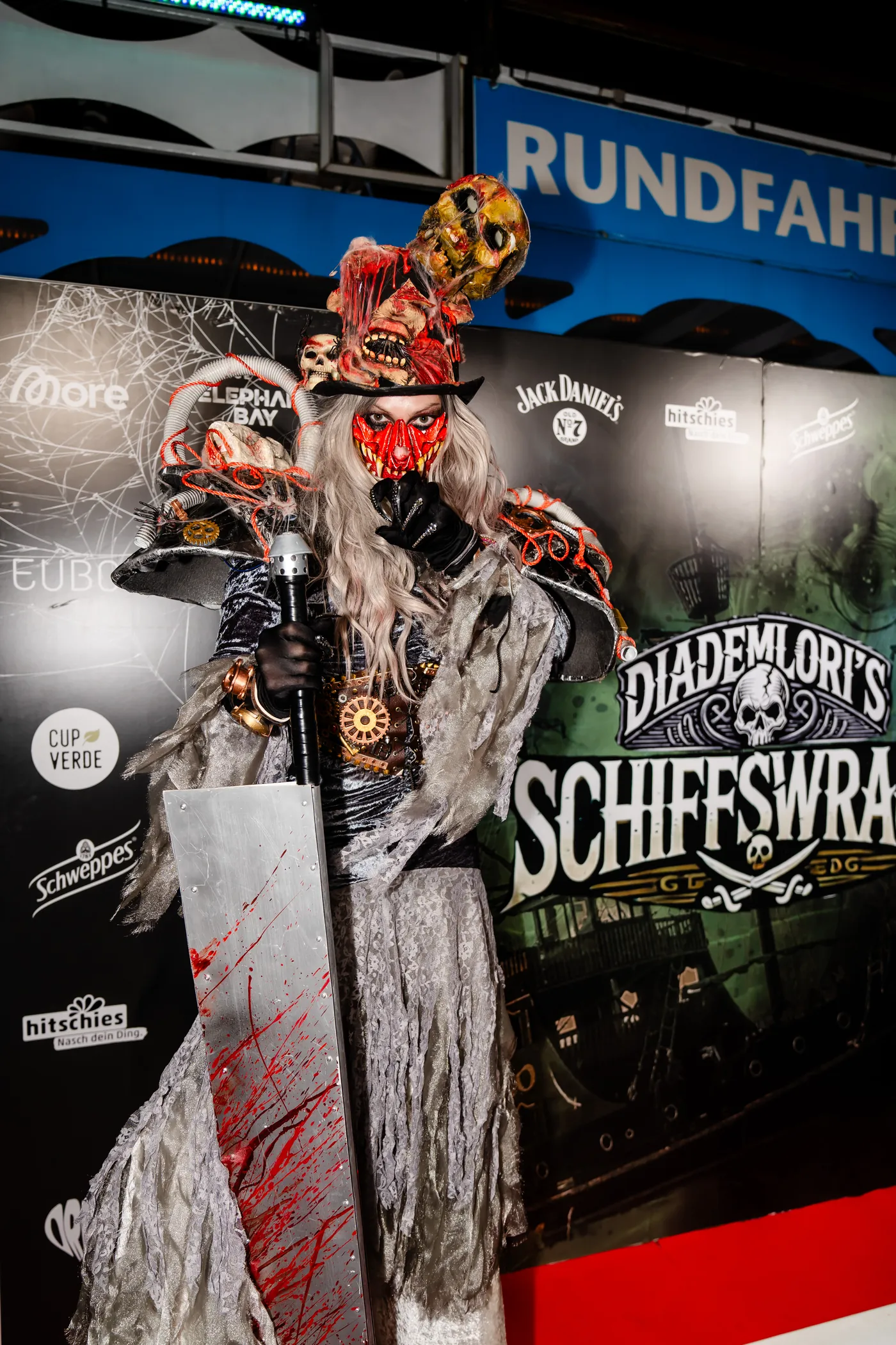 Steampunk Kostüm mit Totenkopf-Hut auf dem Red Carpet