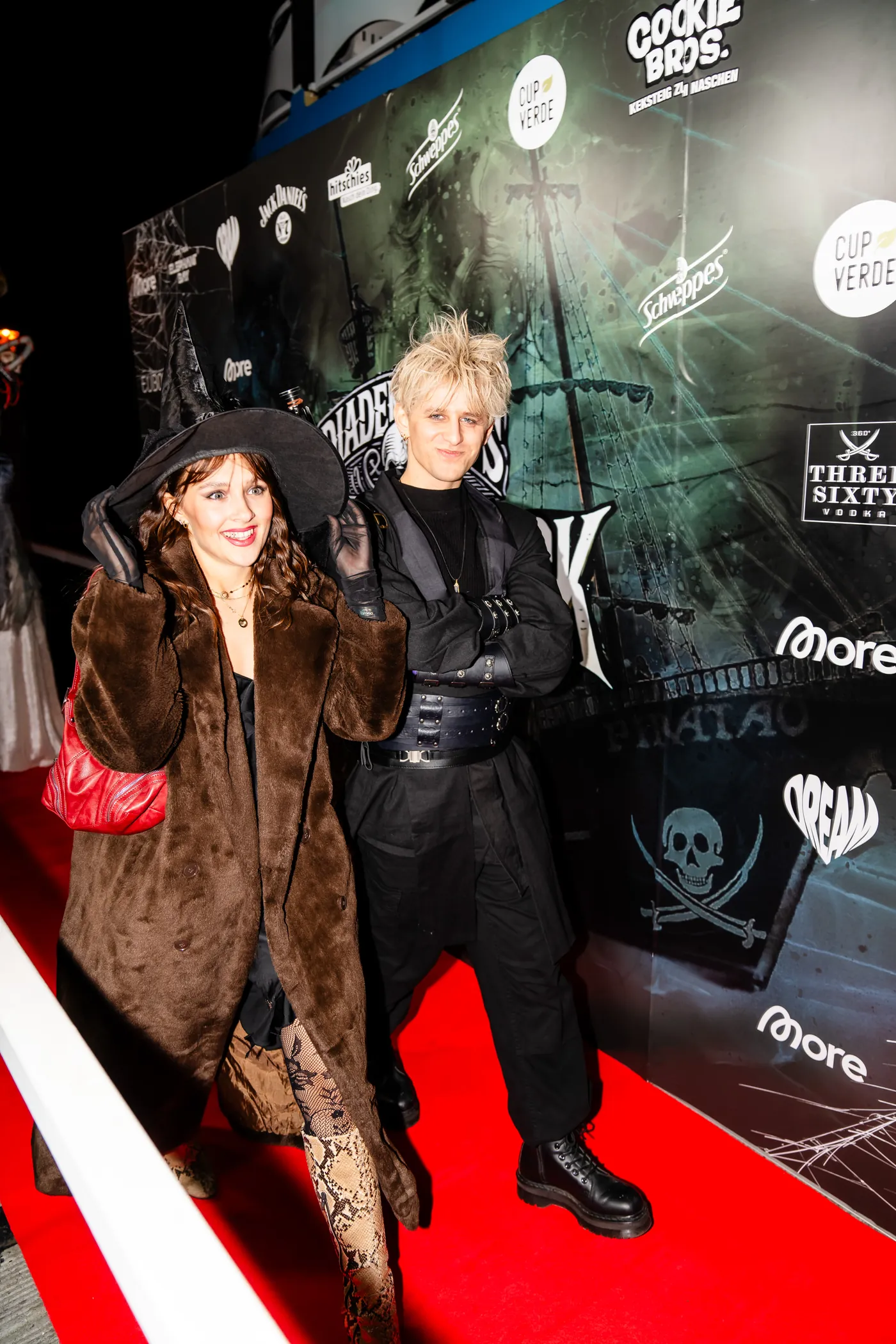 Elfen- und Piratenkostüm Paar auf dem Schiffswrack Red Carpet