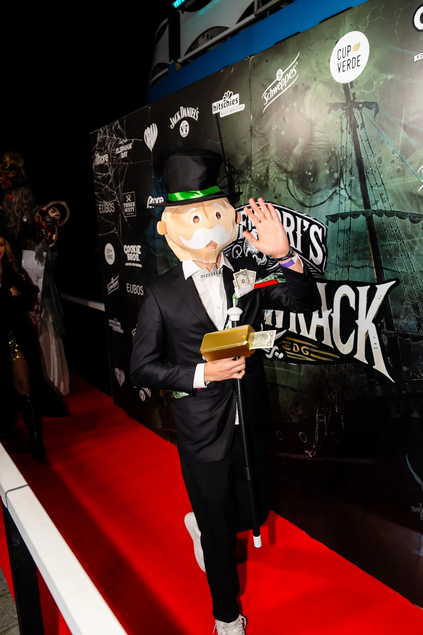 Hexe und dunkel gekleideter Gast auf dem Schiffswrack Red Carpet