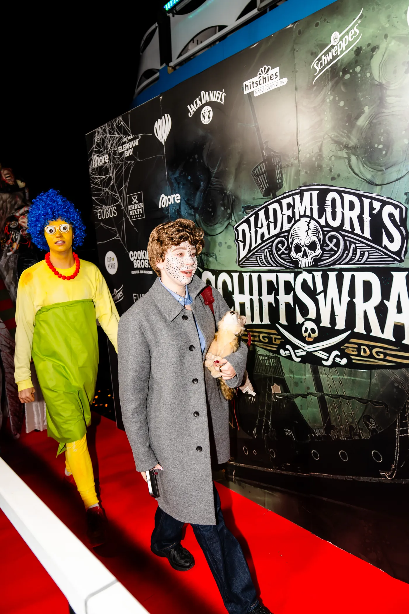 Paar in schickem Streetwear Look auf dem Schiffswrack Red Carpet